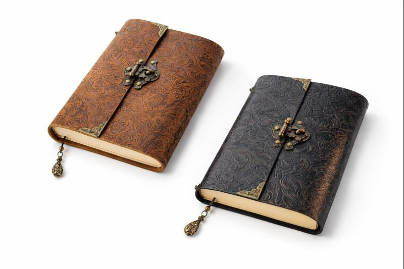 Carnet de voyage en cuir haut de gamme présenté sur présentoir – carnet d’écriture de luxe