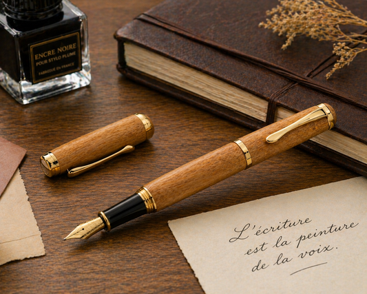 Stylo plume en bois naturel posé sur un bureau d’écriture – stylo élégant pour écriture fluide